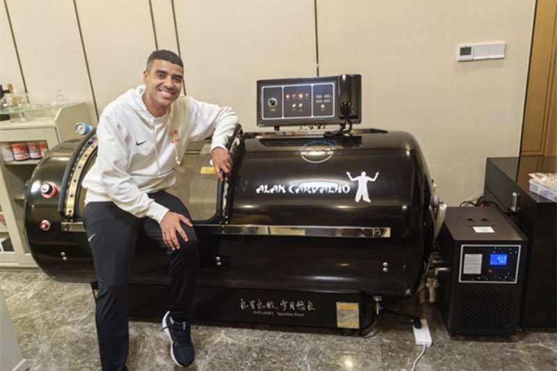 Macy-Pan家用高压氧舱客户：  巴西裔中国籍职业足