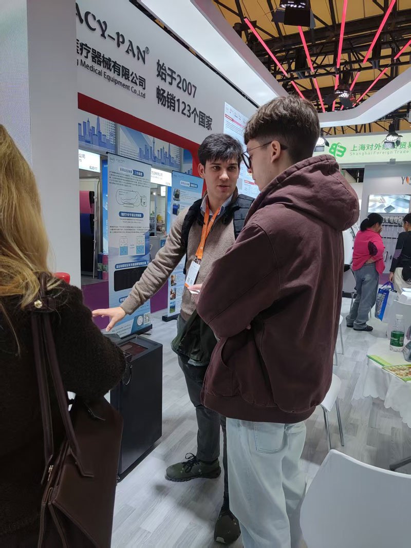 上海宝邦Macy-Pan民用高压氧舱华交会现场