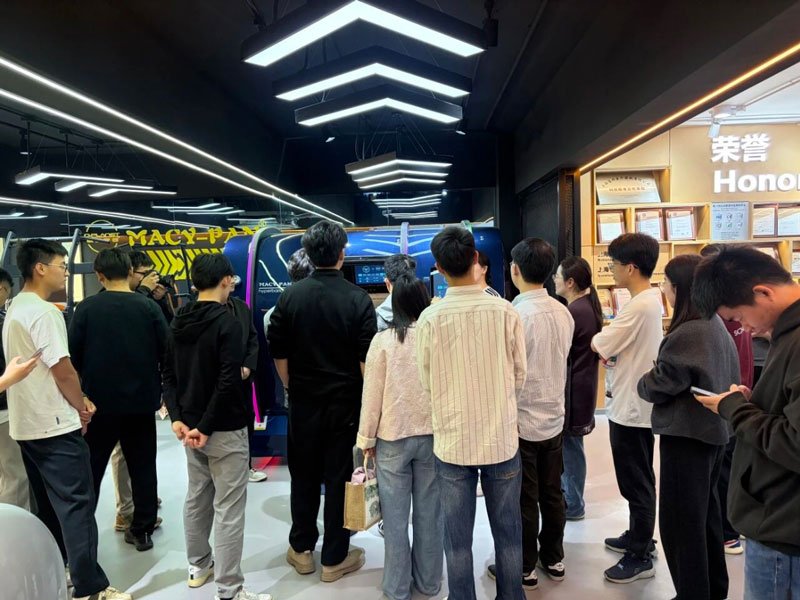 奉贤、松江区选调生莅临上海宝邦家用高压氧舱参观交流