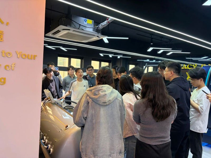 奉贤、松江区选调生莅临上海宝邦家用高压氧舱参观交流