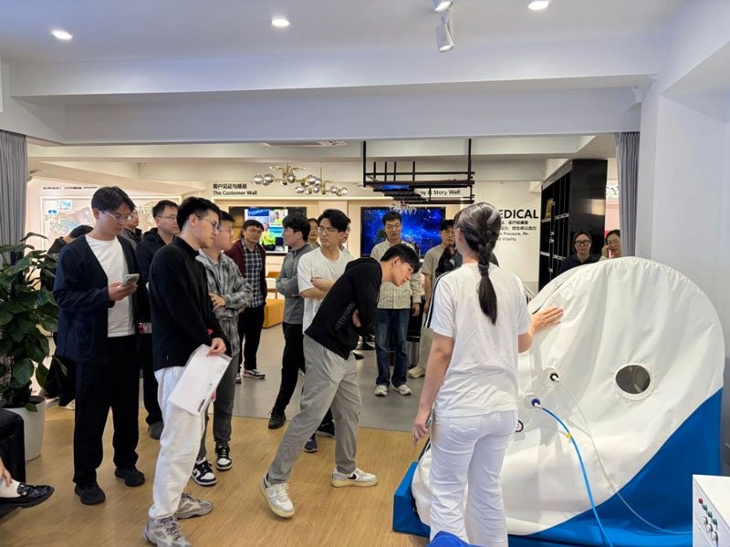 奉贤、松江区选调生莅临上海宝邦家用高压氧舱参观交流