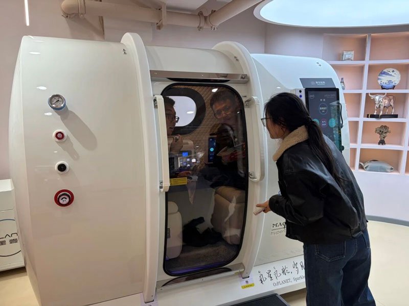 奉贤、松江区选调生莅临上海宝邦家用高压氧舱参观交流