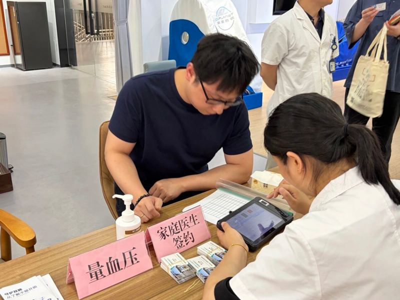 家医护航暖人心!石湖荡社卫中心走进上海宝邦送健康