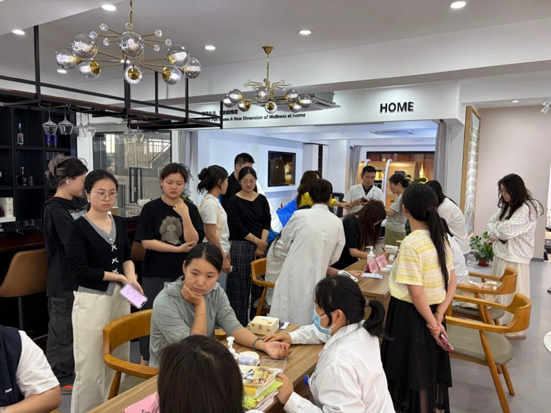 家医护航暖人心!石湖荡社卫中心走进上海宝邦送健康