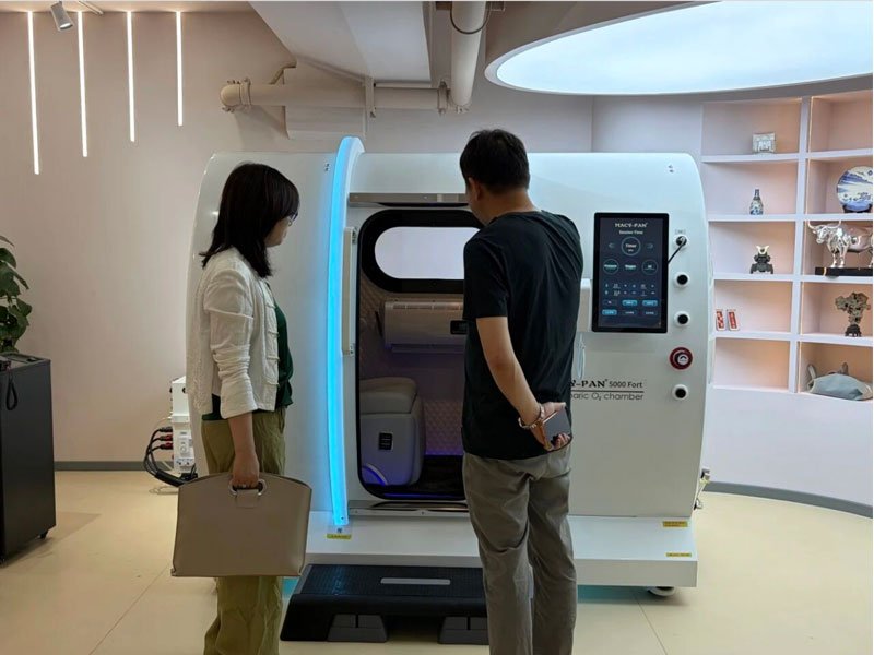 松江区疾控局何晓燕局长一行莅临上海宝邦调研指导